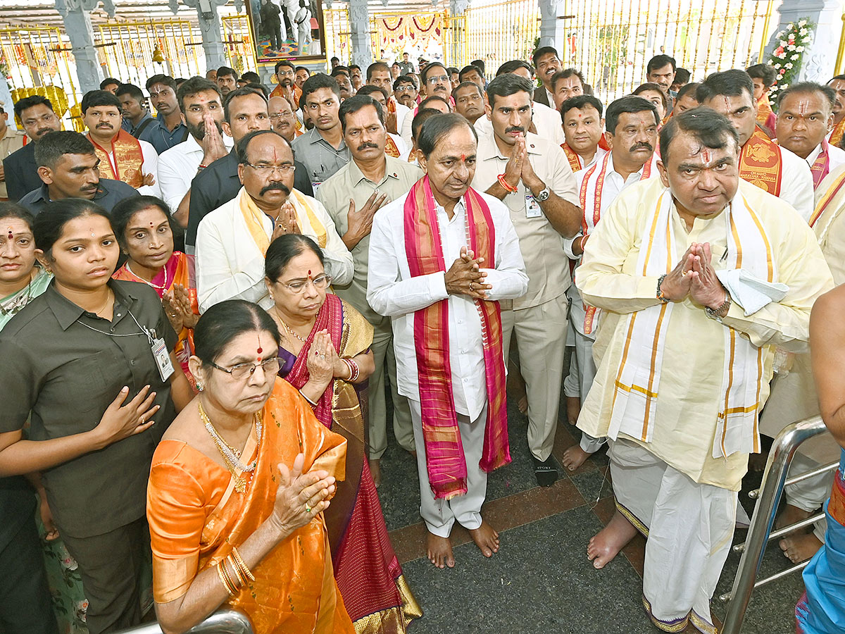 KCR_20Visits_20Venkateshwara_20Swamy_20Temple_20in_20Kamareddy-17.jpg 17
