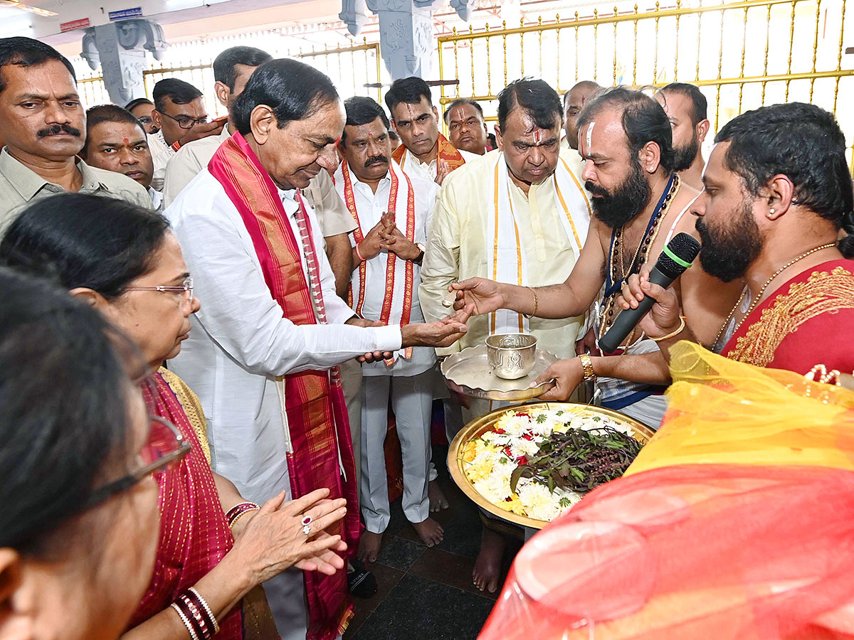 KCR_20Visits_20Venkateshwara_20Swamy_20Temple_20in_20Kamareddy-18.jpg 18