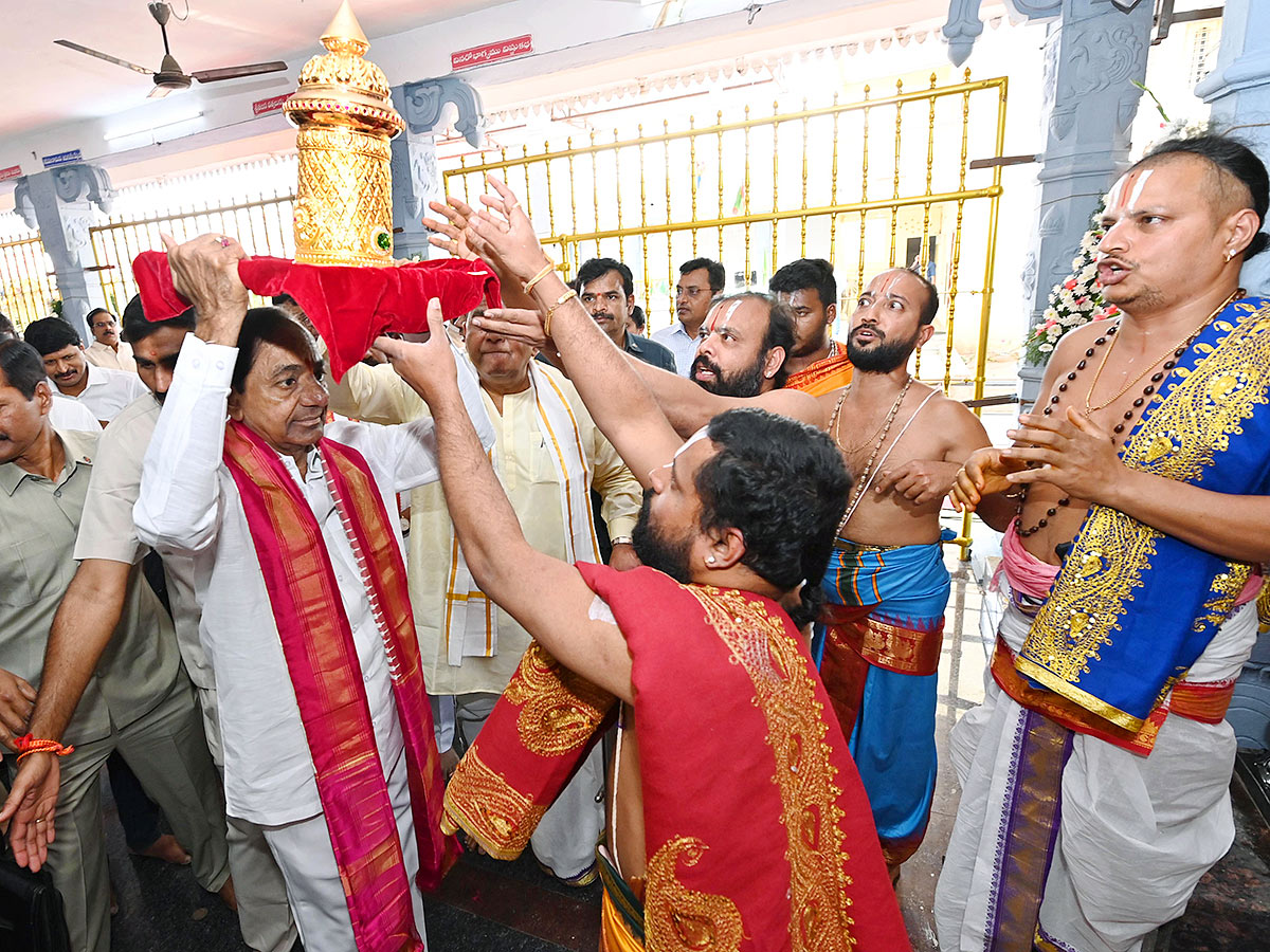 KCR_20Visits_20Venkateshwara_20Swamy_20Temple_20in_20Kamareddy-2.jpg 2