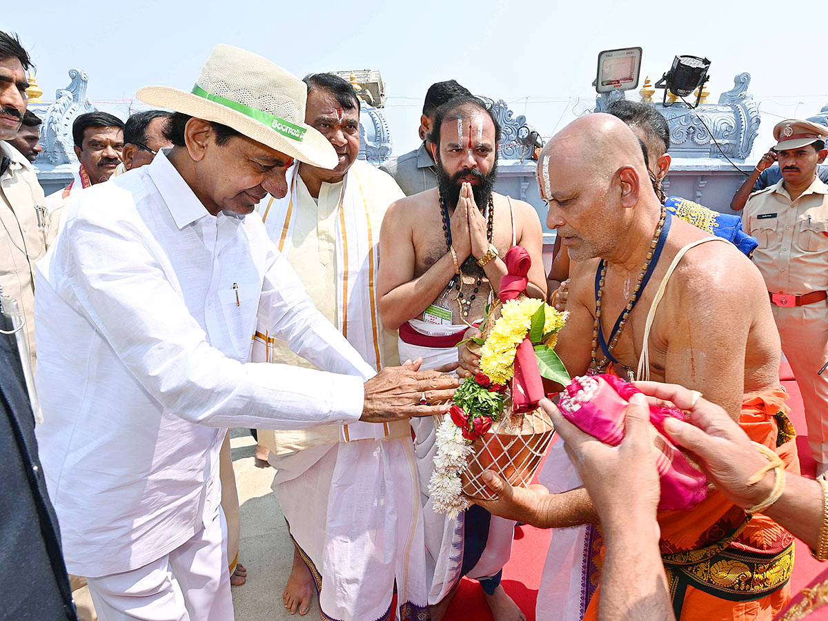 KCR_20Visits_20Venkateshwara_20Swamy_20Temple_20in_20Kamareddy-20.jpg 20