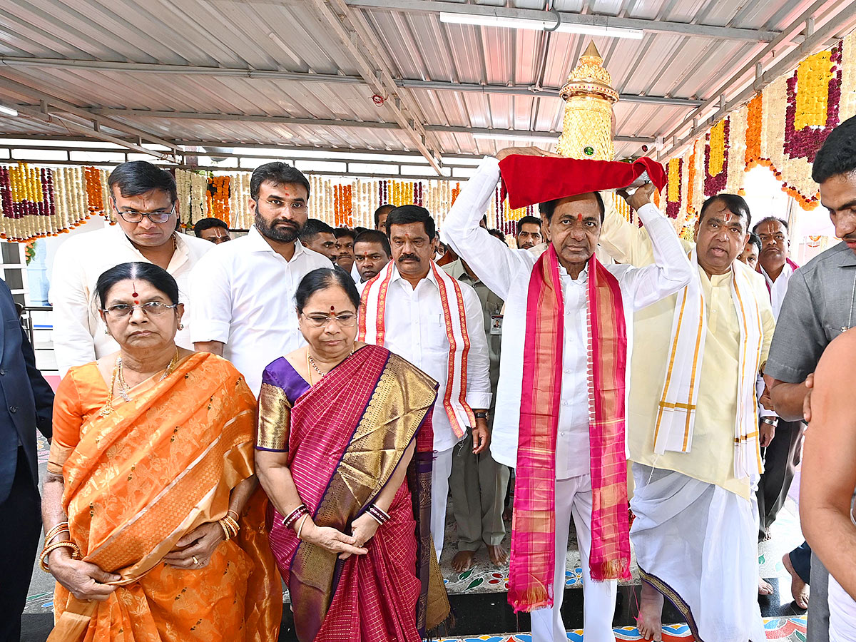KCR_20Visits_20Venkateshwara_20Swamy_20Temple_20in_20Kamareddy-22.jpg 22