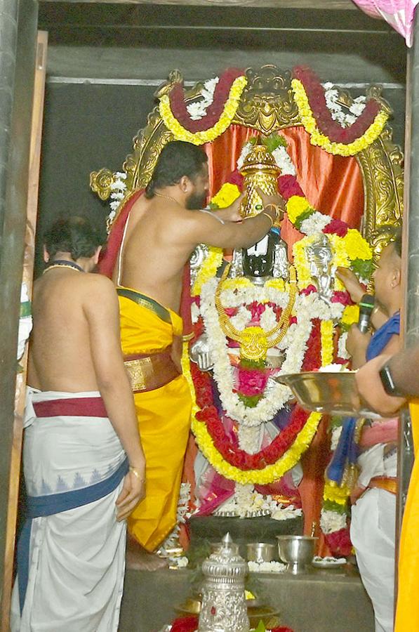 KCR_20Visits_20Venkateshwara_20Swamy_20Temple_20in_20Kamareddy-24.jpg 24
