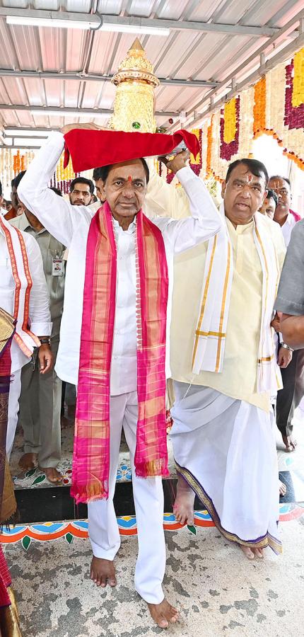 KCR_20Visits_20Venkateshwara_20Swamy_20Temple_20in_20Kamareddy-25.jpg 25