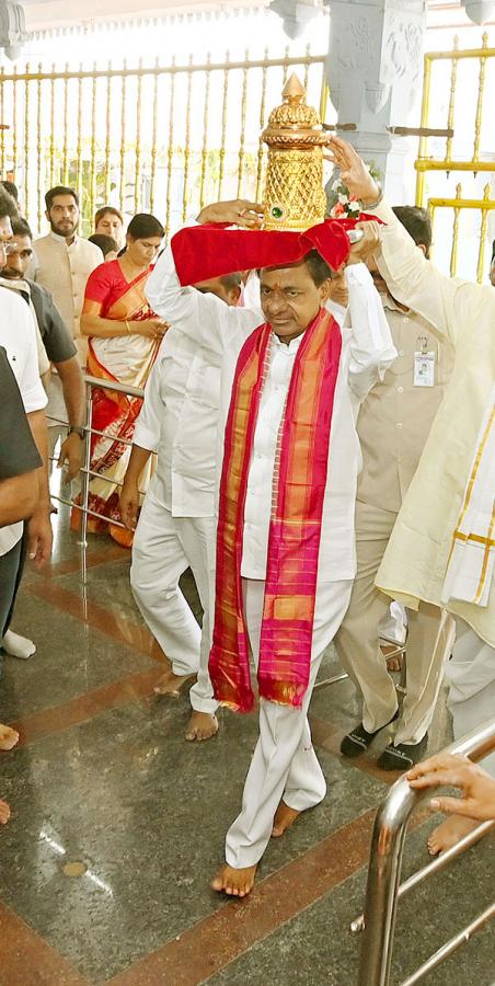 KCR_20Visits_20Venkateshwara_20Swamy_20Temple_20in_20Kamareddy-27.jpg 27