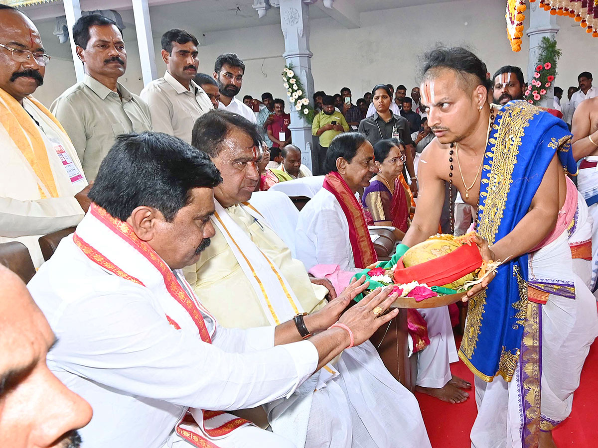 KCR_20Visits_20Venkateshwara_20Swamy_20Temple_20in_20Kamareddy-6.jpg 6