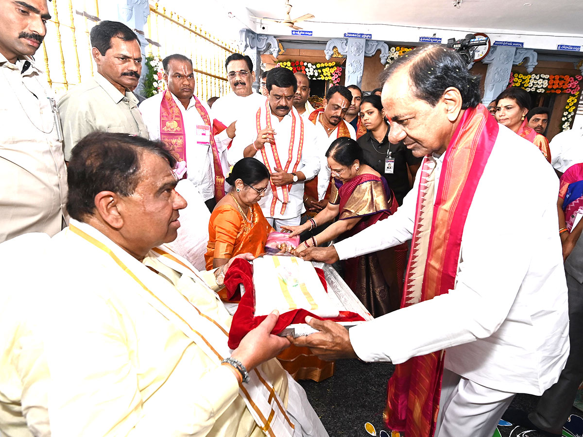 KCR_20Visits_20Venkateshwara_20Swamy_20Temple_20in_20Kamareddy-9.jpg 9