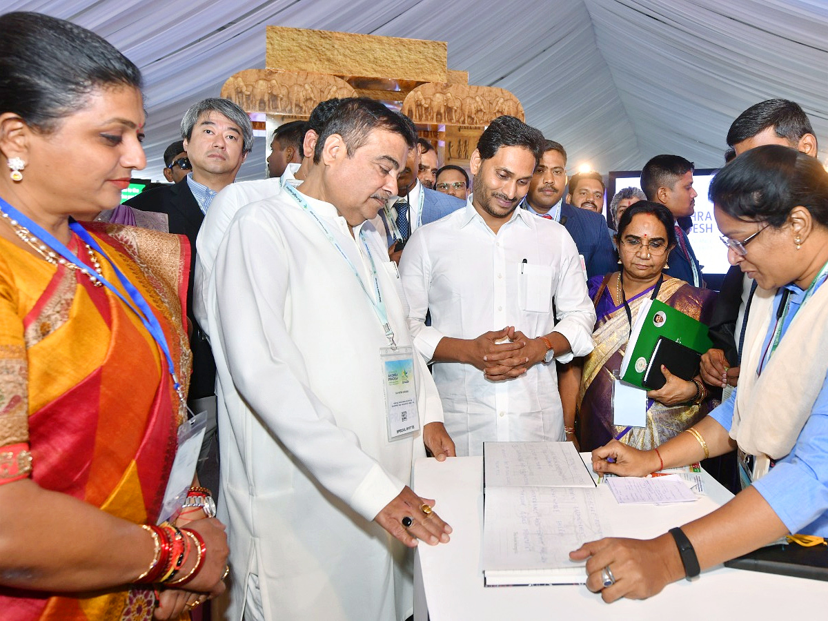 CM_20Jagan_20and_20Union_20Minister_20Gadkari_20inaugurated_20the_20industrial_20exhibition_20Photos_9.jpg 13
