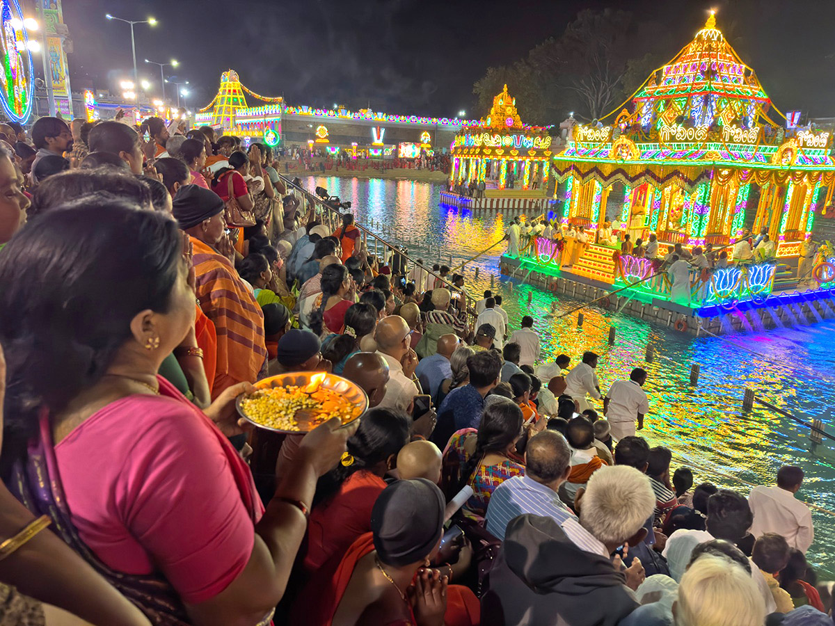 Srivari_20Salakatla_20Theppanotsavam_20in_20Tirumala-1.jpg 1