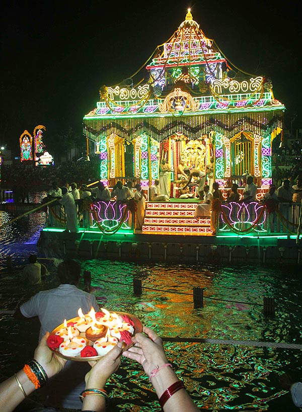 Srivari_20Salakatla_20Theppanotsavam_20in_20Tirumala-13.jpg 13