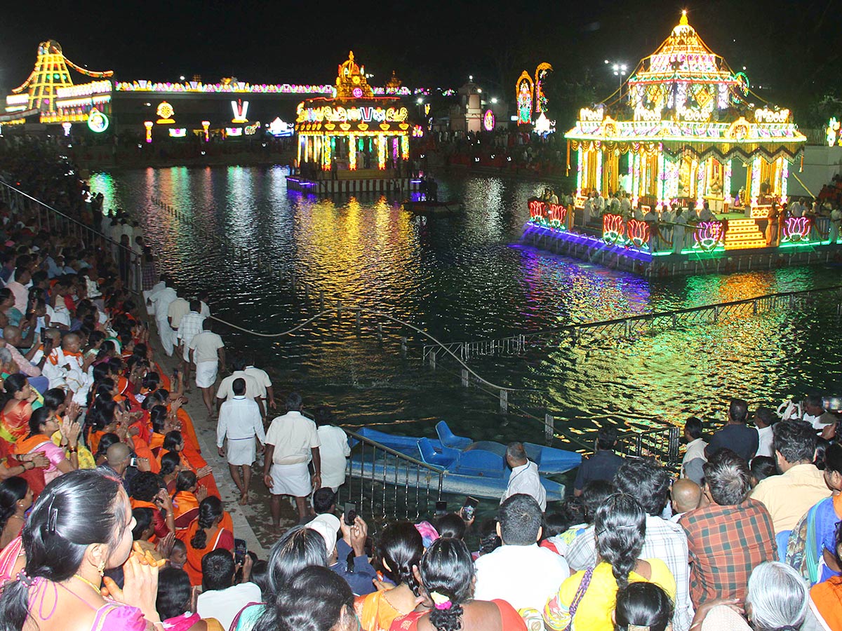 Srivari_20Salakatla_20Theppanotsavam_20in_20Tirumala-15.jpg 15