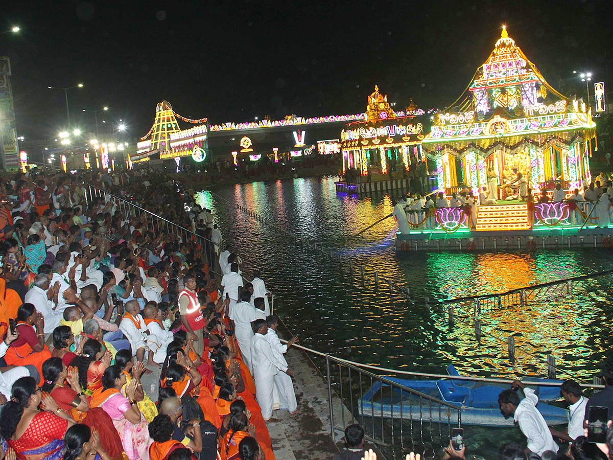 Srivari_20Salakatla_20Theppanotsavam_20in_20Tirumala-16.jpg 16