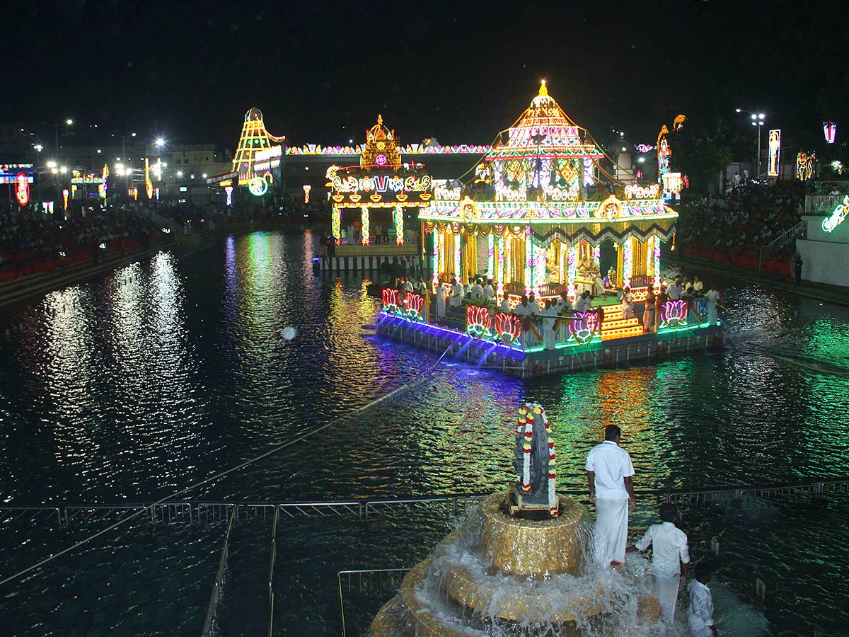 Srivari_20Salakatla_20Theppanotsavam_20in_20Tirumala-17.jpg 17