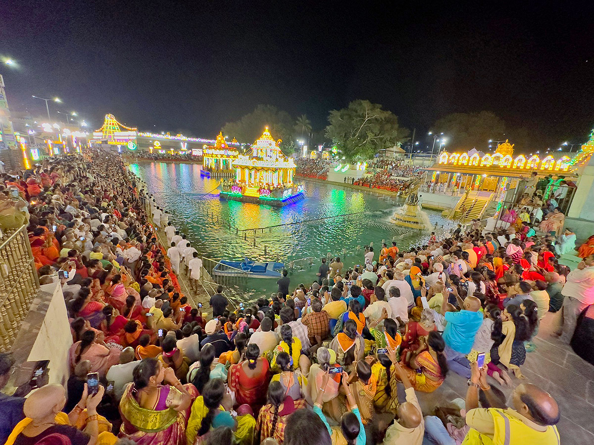Srivari_20Salakatla_20Theppanotsavam_20in_20Tirumala-2.jpg 2