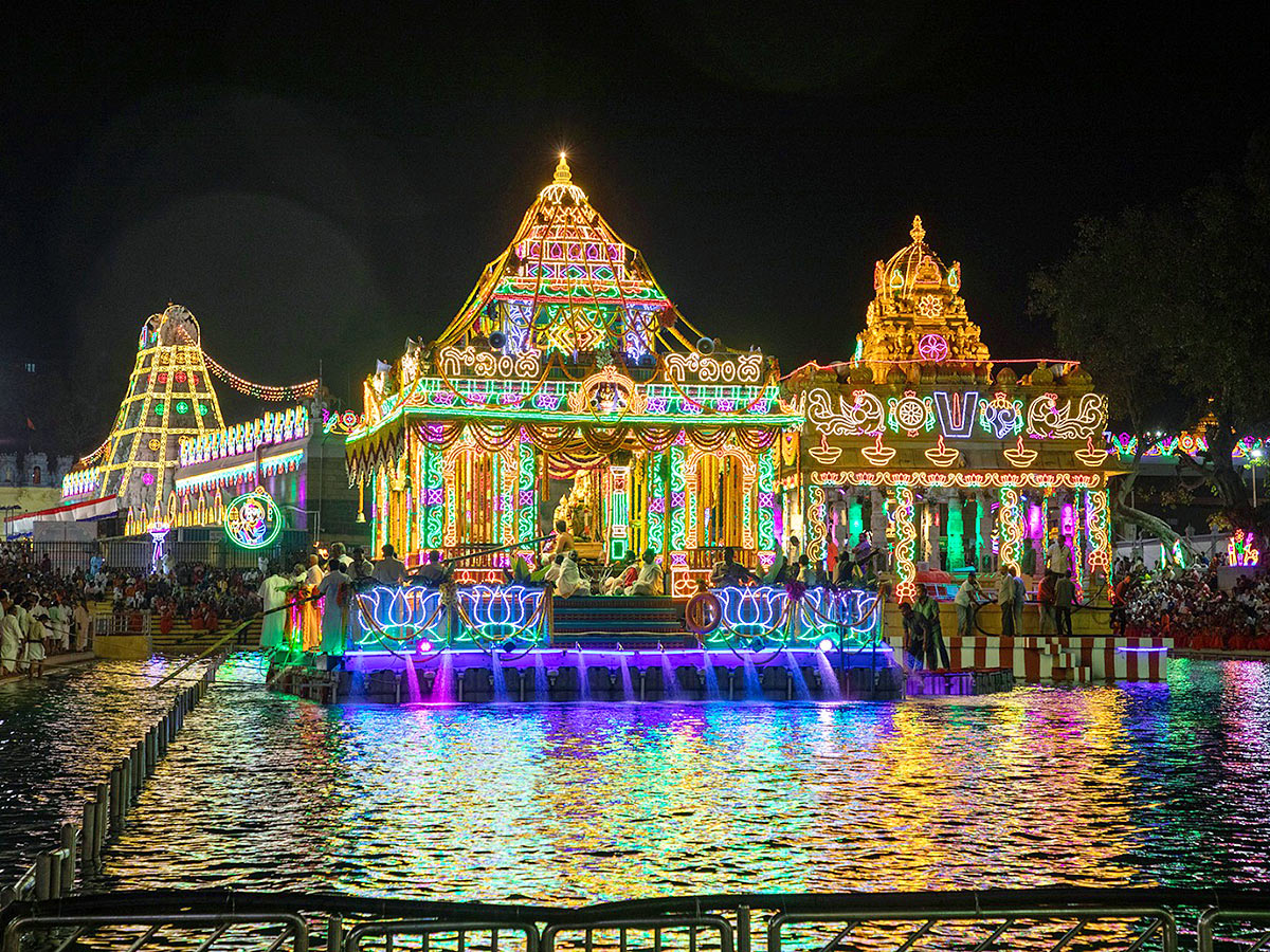 Srivari_20Salakatla_20Theppanotsavam_20in_20Tirumala-3.jpg 3