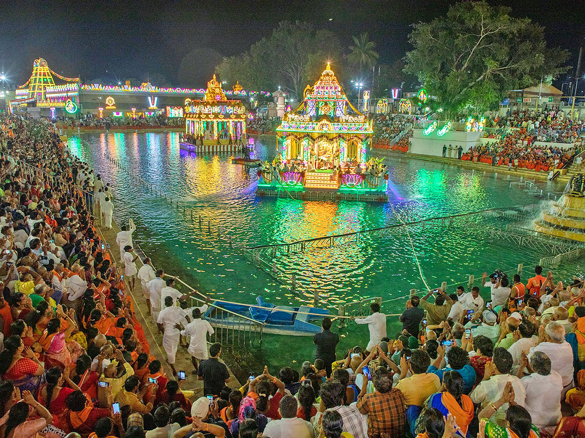 Srivari_20Salakatla_20Theppanotsavam_20in_20Tirumala-4.jpg 4