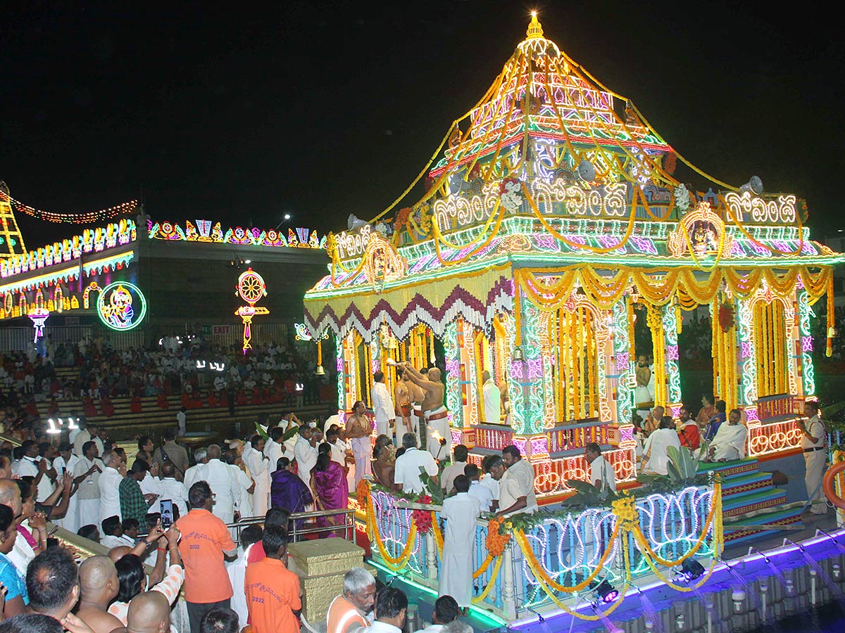 Srivari_20Salakatla_20Theppanotsavam_20in_20Tirumala-9.jpg 9