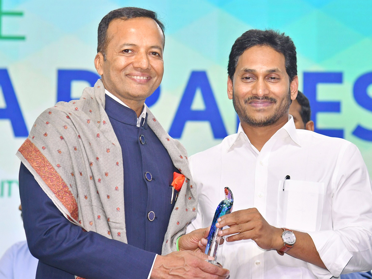 Visakhapatnam_20GIS_20AP_20CM_20YS_20Jagan_20facilitates_20Top_20Industrialists_20Photos-10.jpg 10