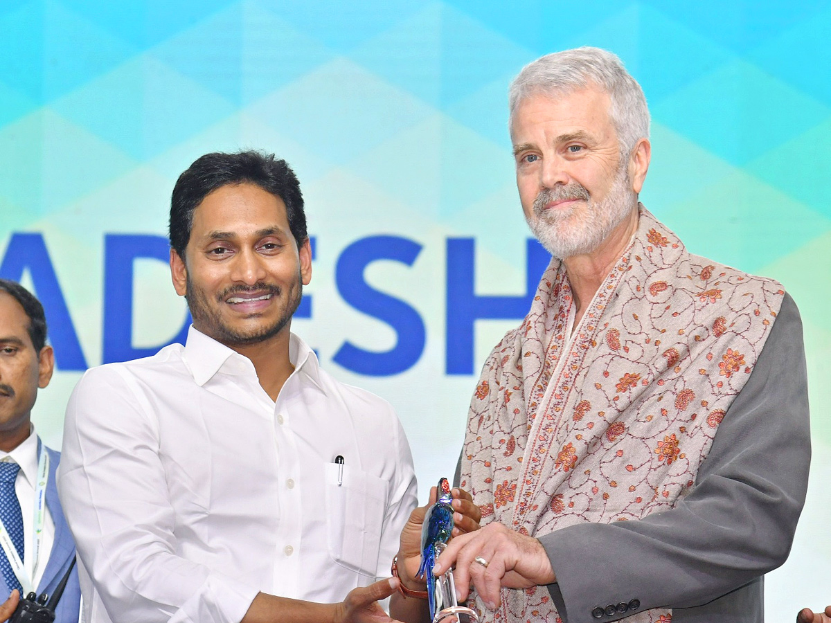 Visakhapatnam_20GIS_20AP_20CM_20YS_20Jagan_20facilitates_20Top_20Industrialists_20Photos-13.jpg 12