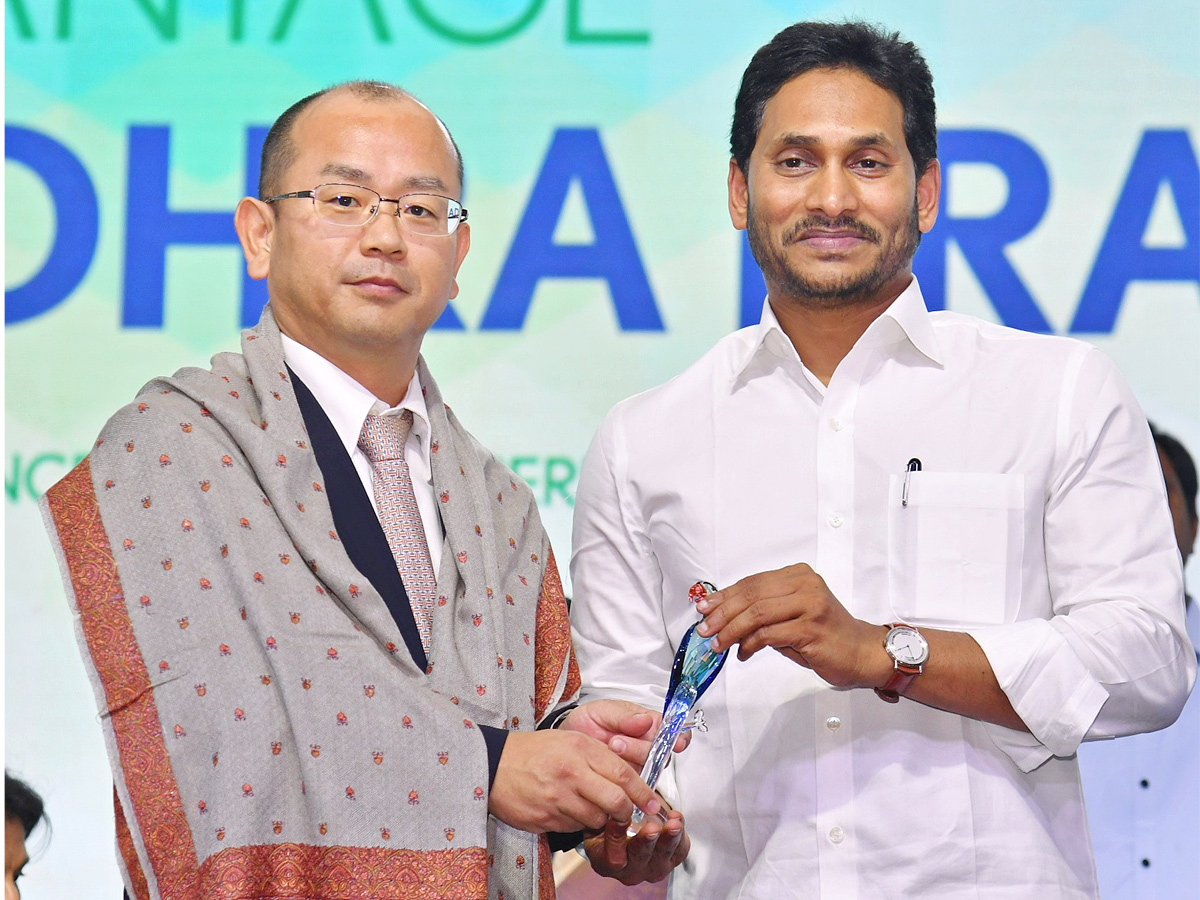 Visakhapatnam_20GIS_20AP_20CM_20YS_20Jagan_20facilitates_20Top_20Industrialists_20Photos-15.jpg 14