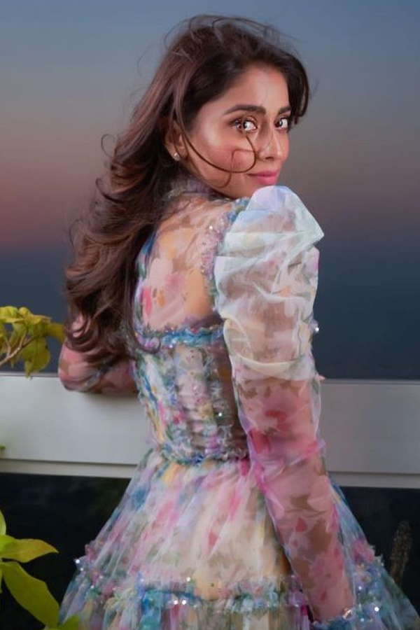 shriya3.jpg 16
