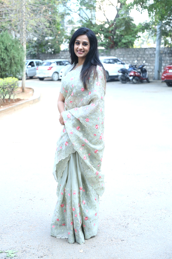Actress_20Laya_20Latest_20Photos_20Viral_12.jpg 11