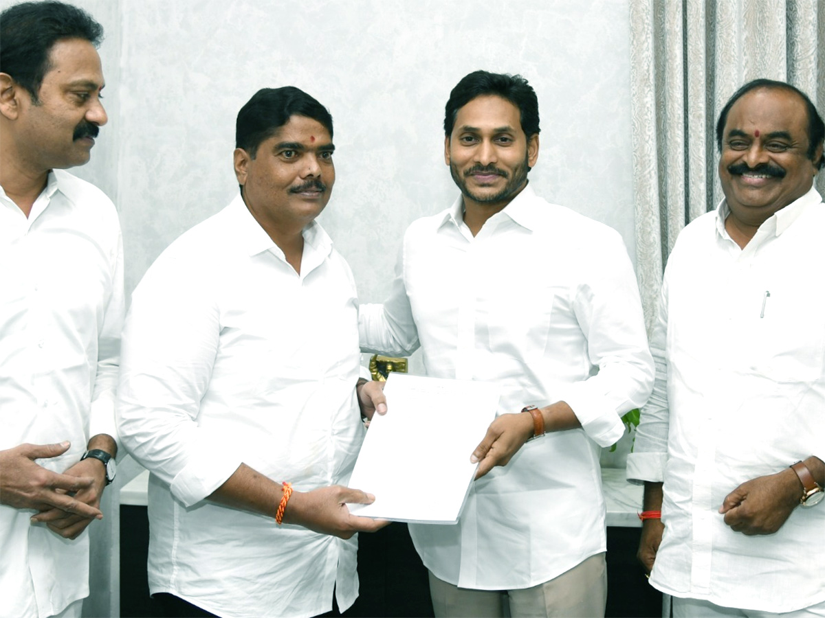 CM_20Jagan_20Gave_20Election_20B_20Forms_20To_20MLC_20Candidates_20In_20AP-4.jpg 4