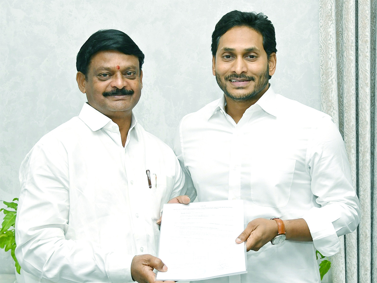 CM_20Jagan_20Gave_20Election_20B_20Forms_20To_20MLC_20Candidates_20In_20AP-9.jpg 8