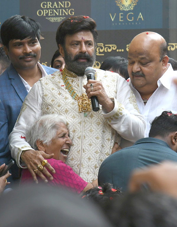 Jewellery_20Showroom_20Grand_20Opening_20By_20Balakrishna_20Photos-16.jpg 16