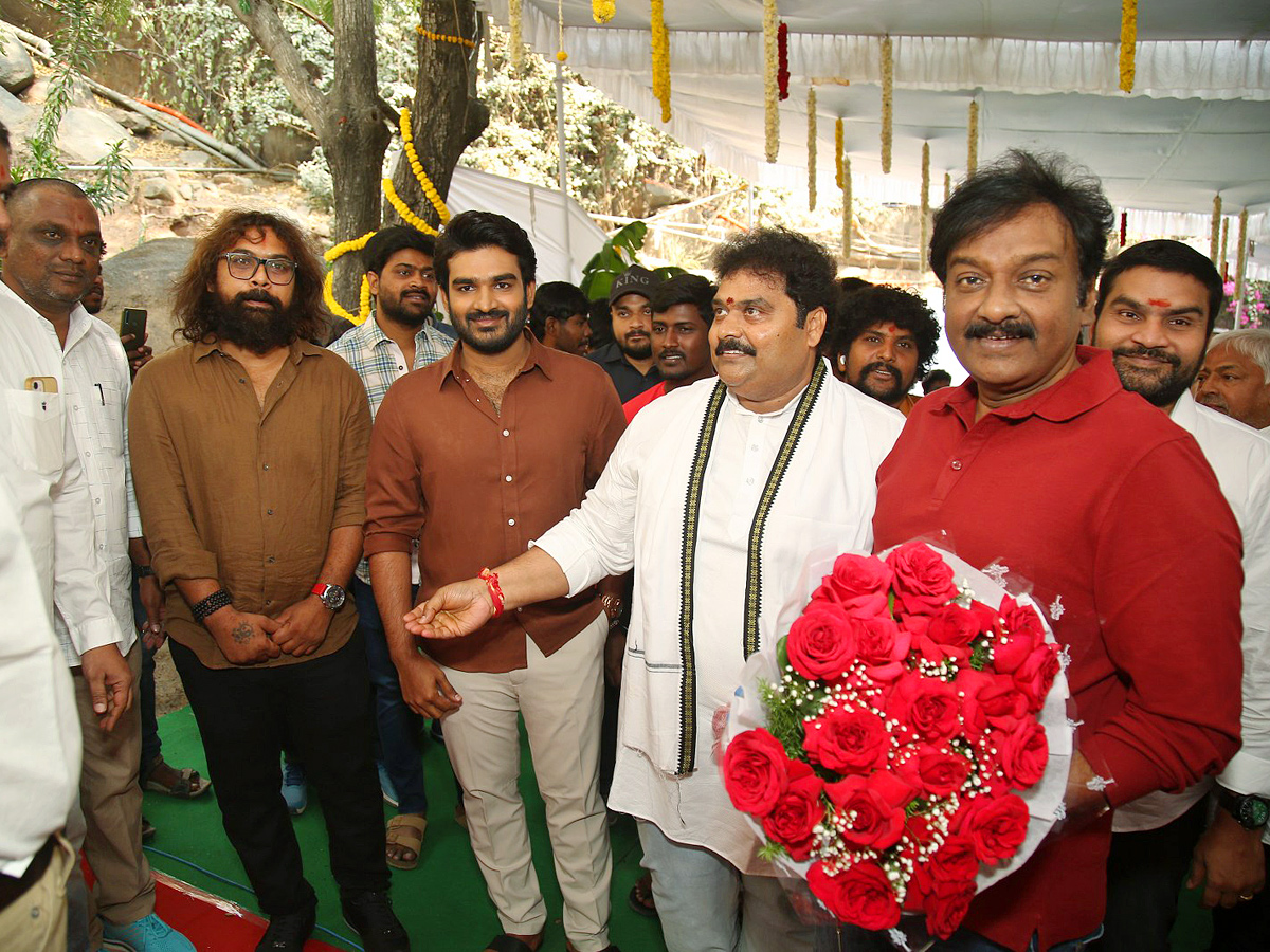 Kiran_20Abbavaram_20New_20Movie_20Opening_20Photos_11.jpg 12