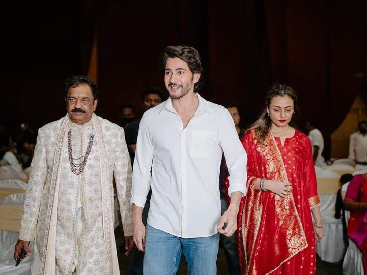 Mahesh_20Babu_20And_20Namrata_20Shirodkar_20Attends_20Kameswara_20Rao_20Sons_20Wedding_20Photos_4.jpg 3