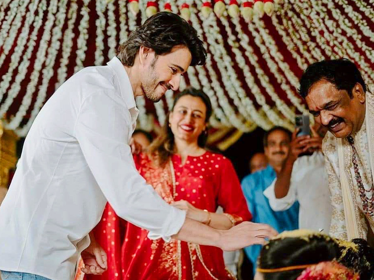Mahesh_20Babu_20And_20Namrata_20Shirodkar_20Attends_20Kameswara_20Rao_20Sons_20Wedding_20Photos_5.jpg 4
