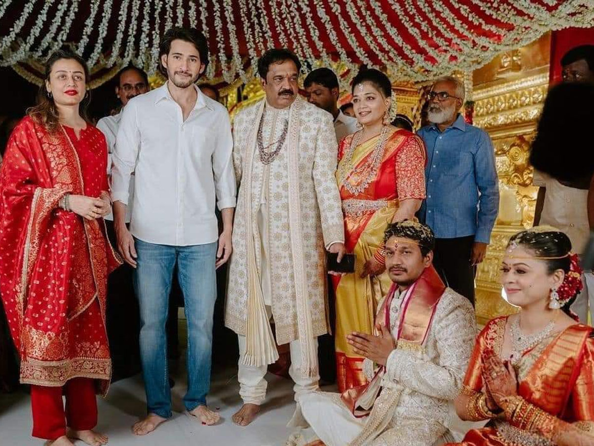 Mahesh_20Babu_20And_20Namrata_20Shirodkar_20Attends_20Kameswara_20Rao_20Sons_20Wedding_20Photos_6.jpg 5