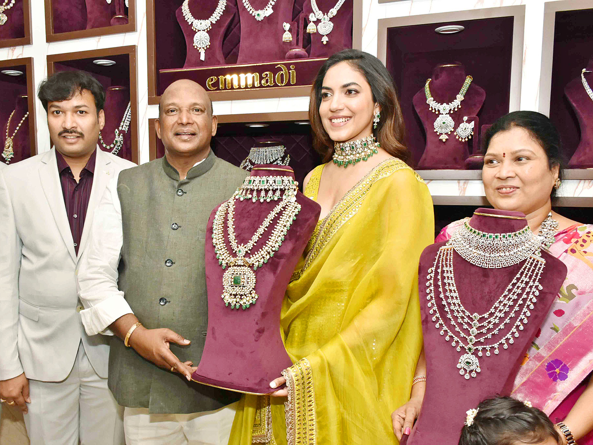 Ritu_20Varma_20Launches_20Emmadi_20Silver_20Jewellery_20Showroom_20at_20Kukatpally_20Photos_2.jpg 3