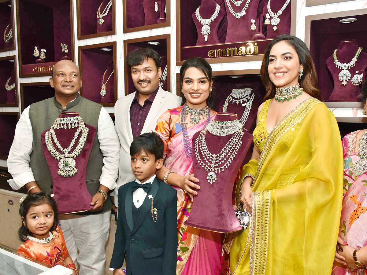 Ritu_20Varma_20Launches_20Emmadi_20Silver_20Jewellery_20Showroom_20at_20Kukatpally_20Photos_3.jpg 4