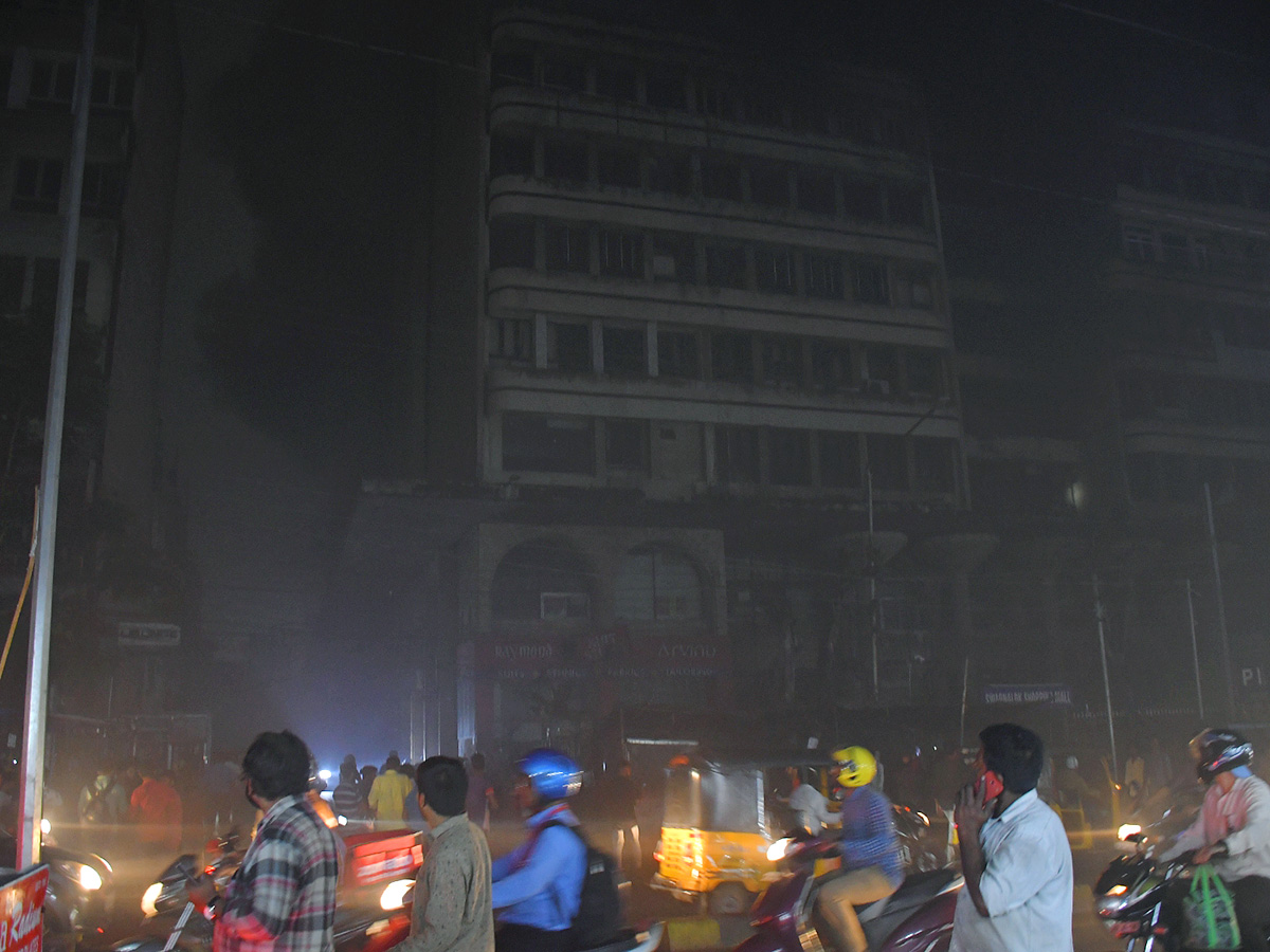Fire_20Accident_20at_20Swapnalok_20Complex_20in_20Secunderabad_20Pics-11.jpg 11