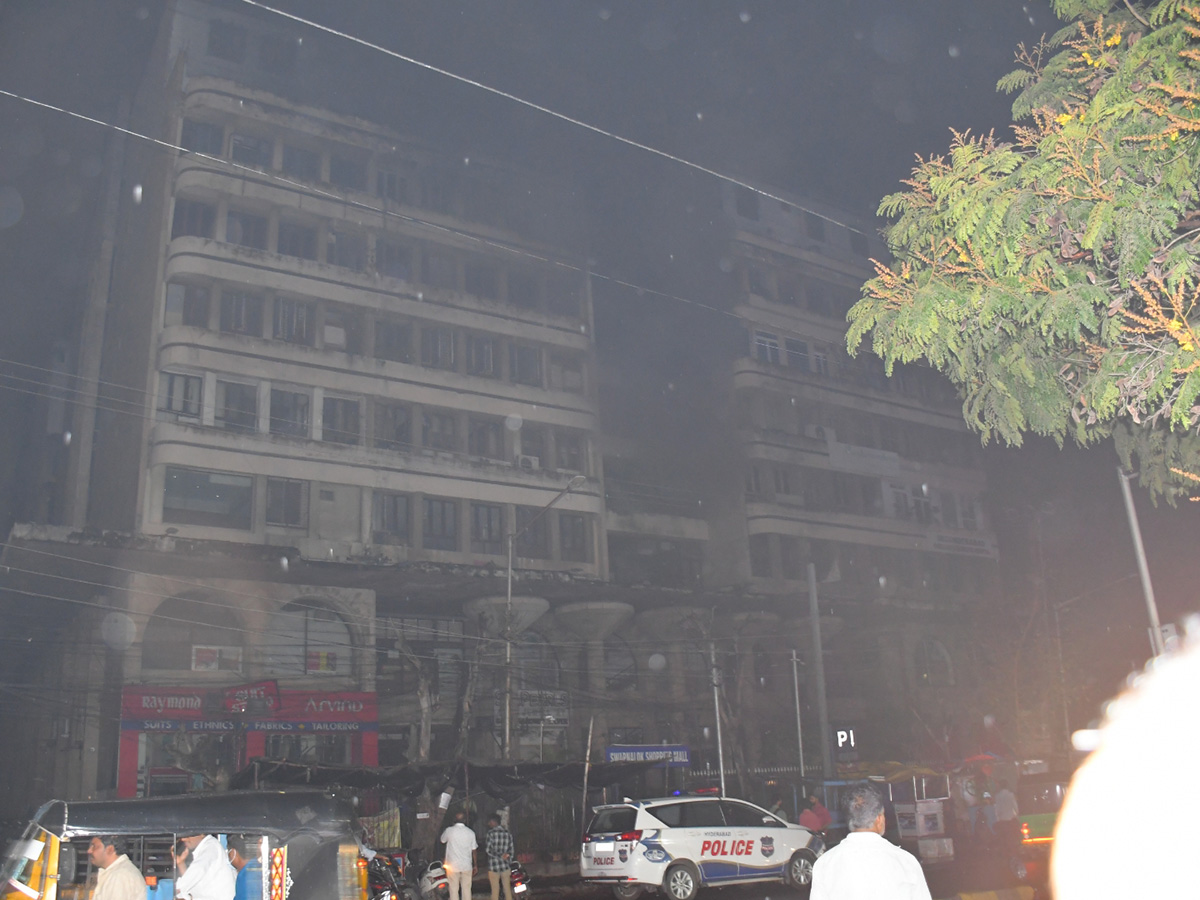 Fire_20Accident_20at_20Swapnalok_20Complex_20in_20Secunderabad_20Pics-17.jpg 17