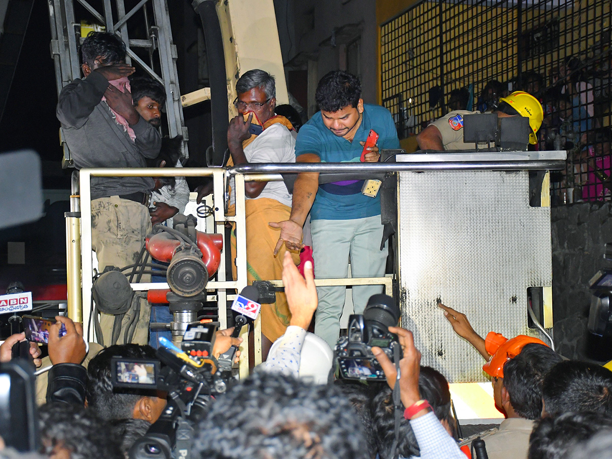 Fire_20Accident_20at_20Swapnalok_20Complex_20in_20Secunderabad_20Pics-3.jpg 3