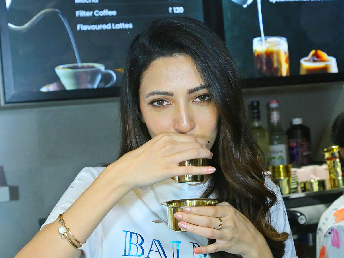 Actress_20_20Neha_20Shetty_20Launches_20Dumont_20Coffee_20Meets_20Ice_20Creamery_20Store_20in_20Kompally_20Photos_13.jpg 14