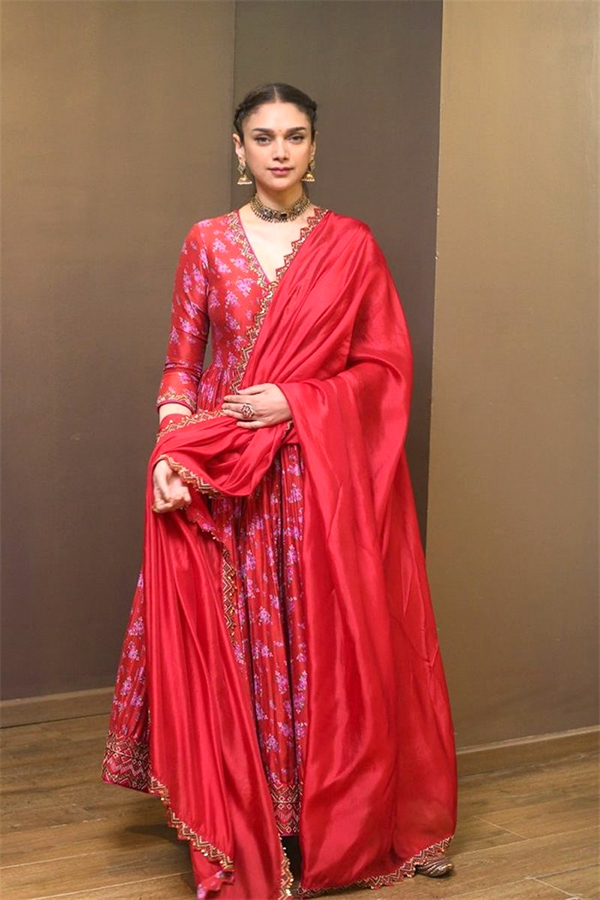 Aditi_20Rao_20Hydari_20Cute_20Pics_10.jpg 10