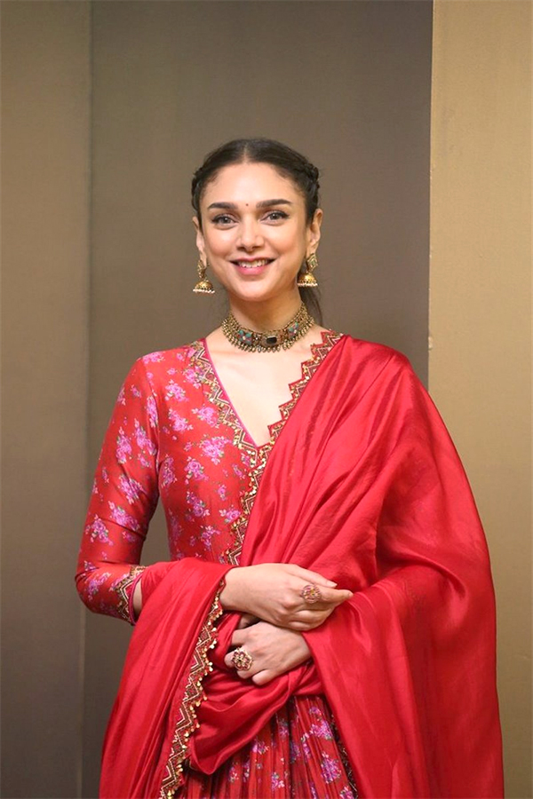 Aditi_20Rao_20Hydari_20Cute_20Pics_13.jpg 13