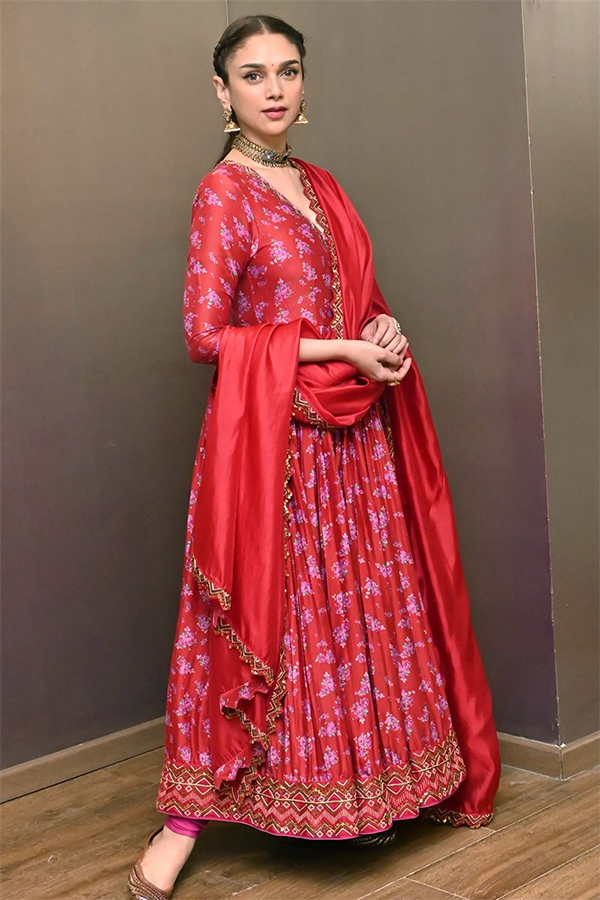 Aditi_20Rao_20Hydari_20Cute_20Pics_15.jpg 15