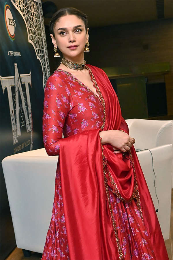 Aditi_20Rao_20Hydari_20Cute_20Pics_16.jpg 16