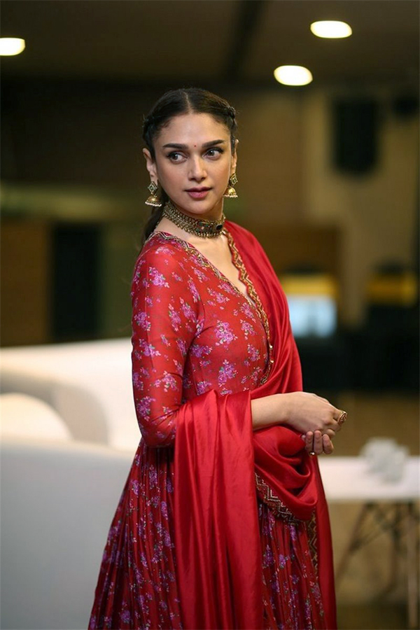 Aditi_20Rao_20Hydari_20Cute_20Pics_19.jpg 19