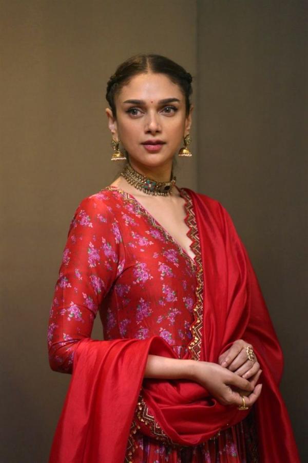 Aditi_20Rao_20Hydari_20Cute_20Pics_20.jpg 20