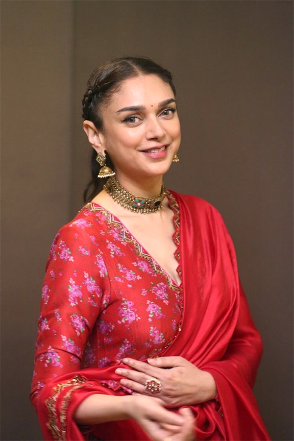 Aditi_20Rao_20Hydari_20Cute_20Pics_4.jpg 4