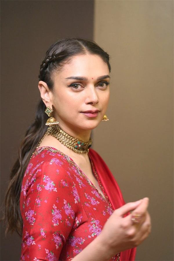 Aditi_20Rao_20Hydari_20Cute_20Pics_7.jpg 7