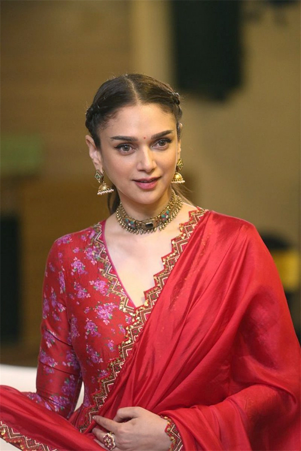 Aditi_20Rao_20Hydari_20Cute_20Pics_8.jpg 8