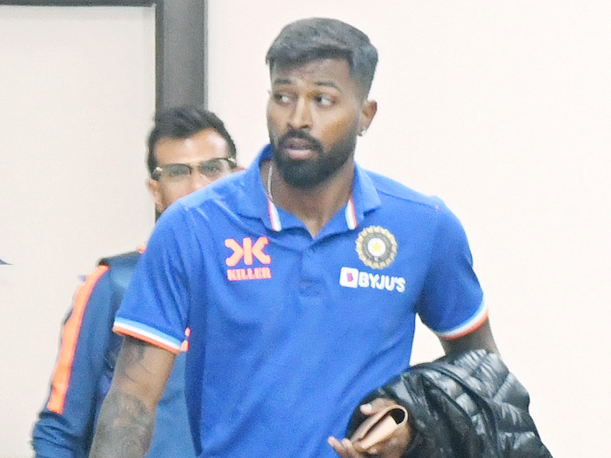 Team_20India_20and_20Team_20Australia_20Cricketers_20Reach_20To_20Vizag_20Photos_11.jpg 12