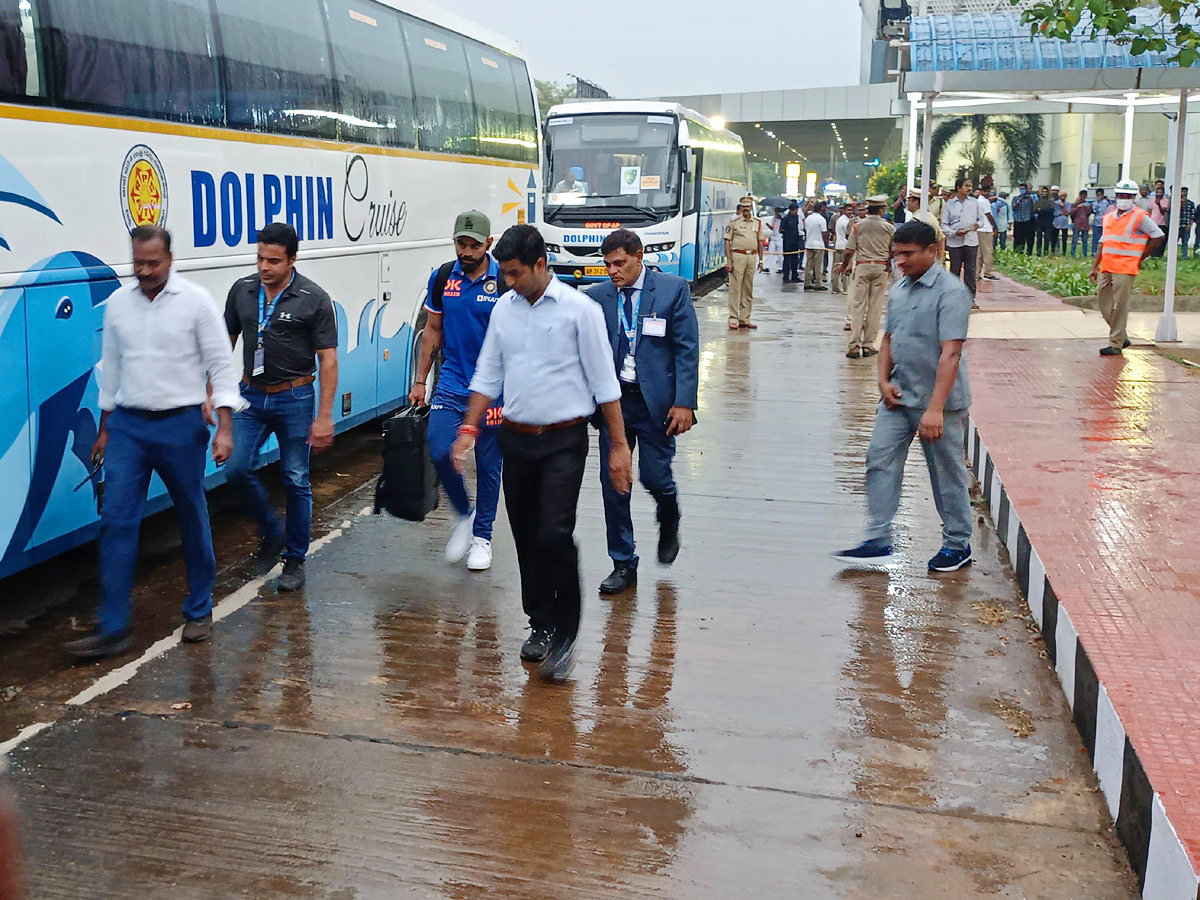 Team_20India_20and_20Team_20Australia_20Cricketers_20Reach_20To_20Vizag_20Photos_14.jpg 15