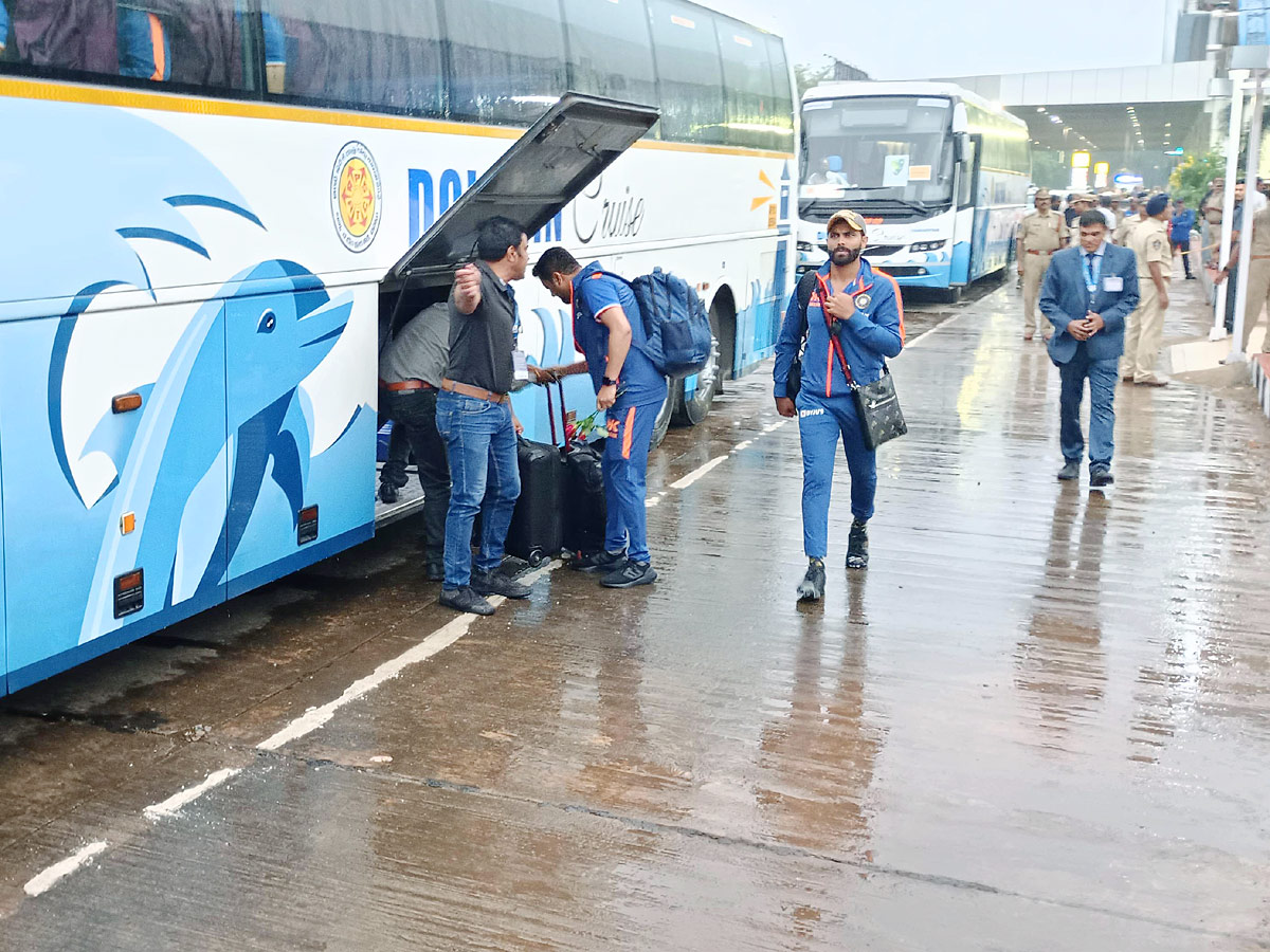 Team_20India_20and_20Team_20Australia_20Cricketers_20Reach_20To_20Vizag_20Photos_15.jpg 16